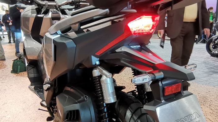 Honda ADV 350: Με ανεστραμμένο πιρούνι και χώρο για 2 full face κράνη 